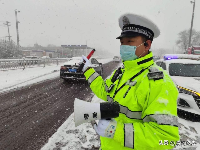 临渭交警“浴”雪奋战，护航群众平安出行。