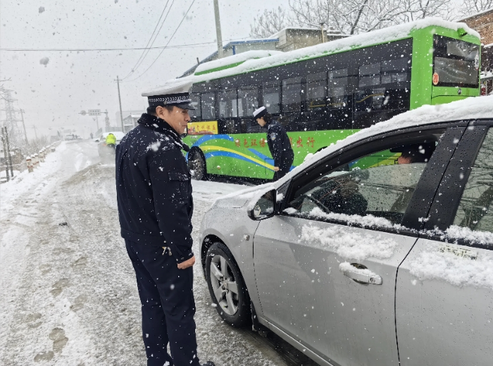 華州交管大隊全警動員迎戰新年第一場雪。