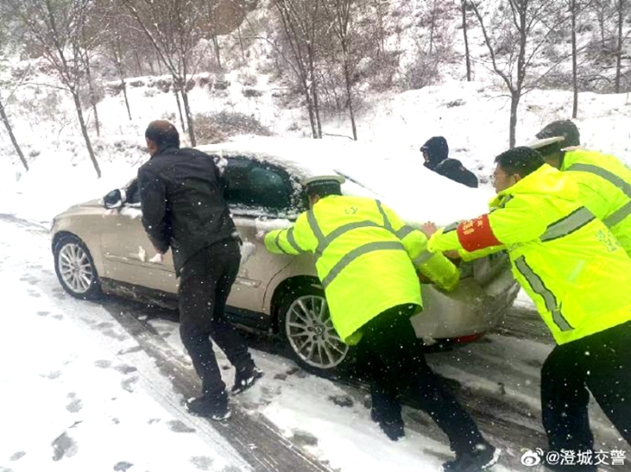 澄城公安交警幫助群眾雪地推車。