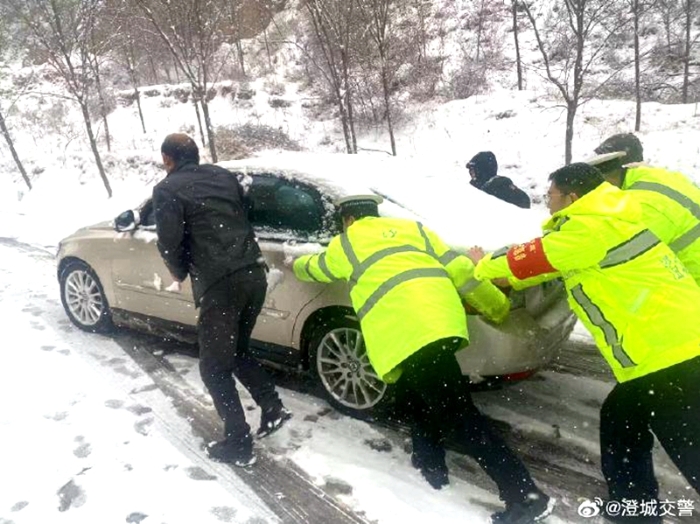 澄城公安交警帮助群众雪地推车。