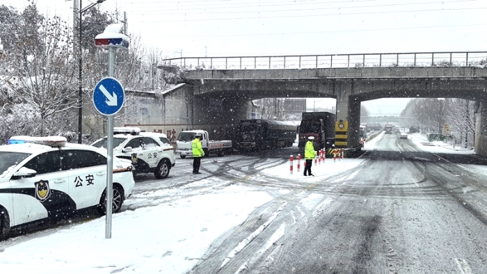高新交警大隊以“雪”為令，全警全員上路執勤，確保雪天道路交通安全順暢。