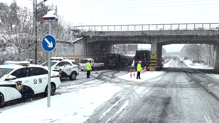 高新交警大队以“雪”为令，全警全员上路执勤，确保雪天道路交通安全顺畅。