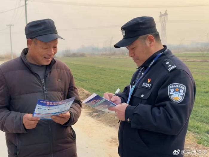 富平公安老庙派出所民警走村入户向群众宣传安全知识。