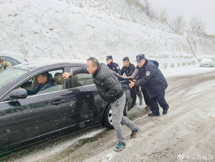 合阳公安雨雪天气护航群众平安出行。 合阳公安雨雪天气护航群众平安出行。