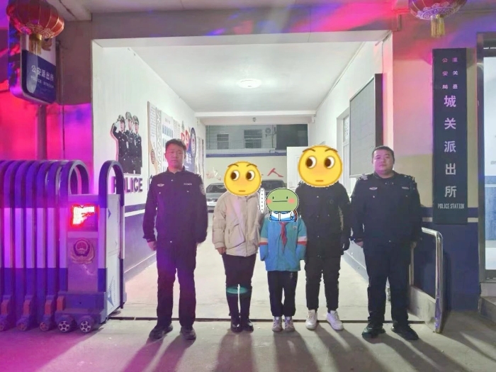 潼关民警深夜找回“贪玩”忘归家小孩。 潼关民警深夜找回“贪玩”忘归家小孩。