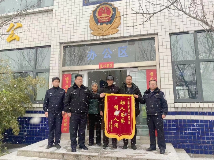 华阴交警暖心送回迷路老人获赠锦旗。 华阴交警暖心送回迷路老人获赠锦旗。