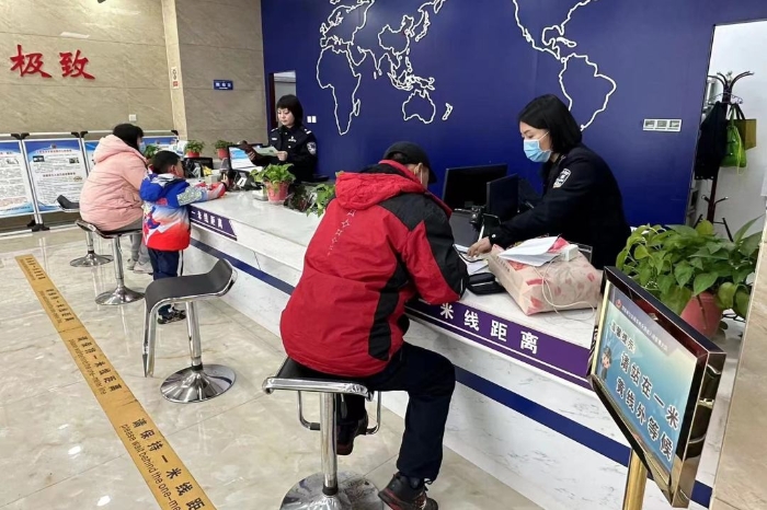 华州公安出入境管理大队用心服务群众积极应对春节前办证高峰。 华州公安出入境管理大队用心服务群众积极应对春节前办证高峰。