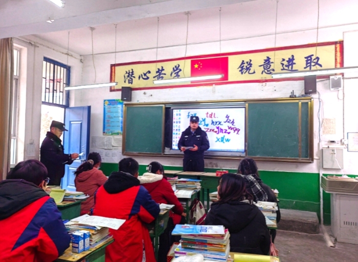 澄城公安寺前派出所给醍醐学校学生们带来了预防电信诈骗假前“最后一课”。 澄城公安寺前派出所给醍醐学校学生们带来了预防电信诈骗假前“最后一课”。