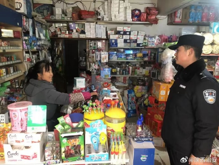 合阳公安九龙派出所开展九小场所消防安全检查。 合阳公安九龙派出所开展九小场所消防安全检查。
