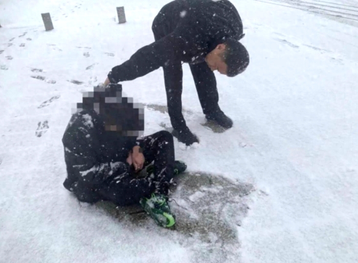 华阴公安西岳派出所民警寒冬中救助醉酒男子。 华阴公安西岳派出所民警寒冬中救助醉酒男子。