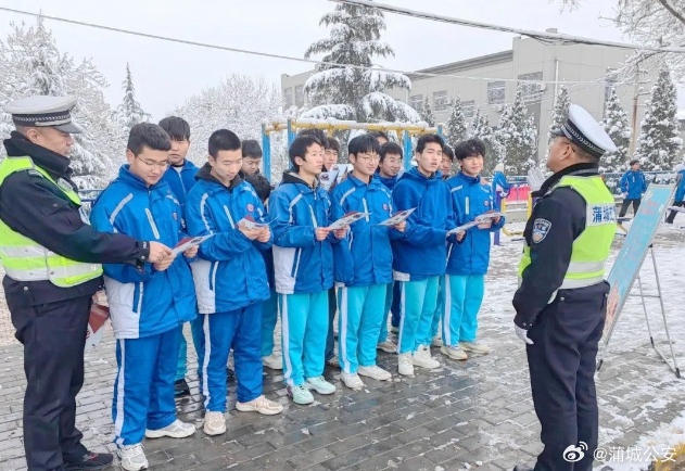 蒲城公安交管大队民警深入祥塬小学开展交通安全进校园活动。