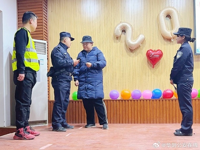 华阴公安罗敷派出所民警走进罗敷镇“庆新春”文艺晚会现场开展反诈宣传。