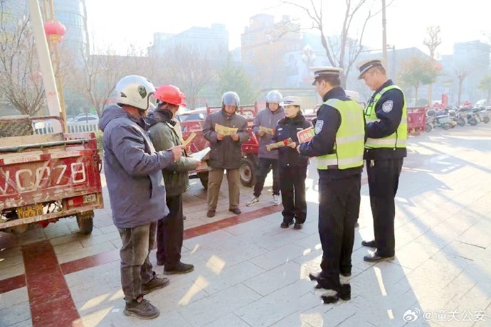 潼关交警在北十字和汽车站十字开展交通安全宣传活动。