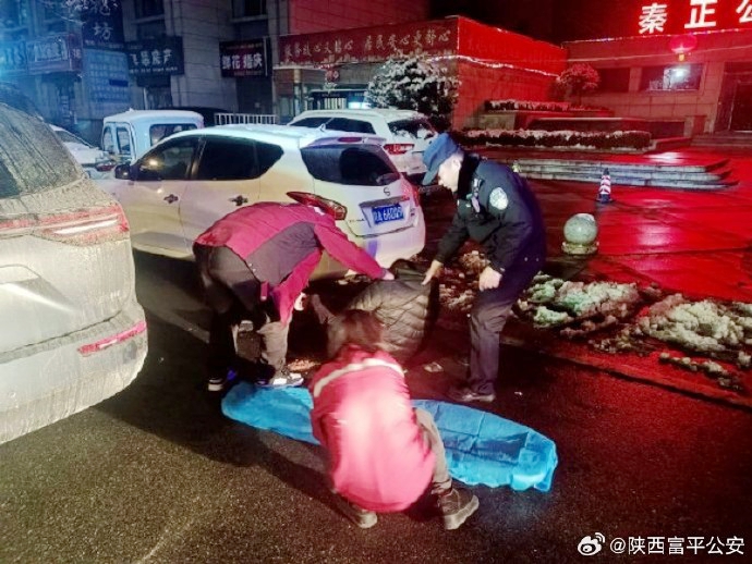 富平公安民警在巡逻途中及时救助一名受伤群众。