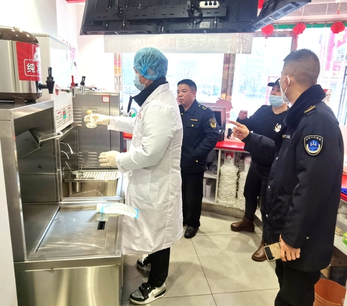 合阳县检察院联合多部门开展城区内饮品用水安全专项整治行动。
