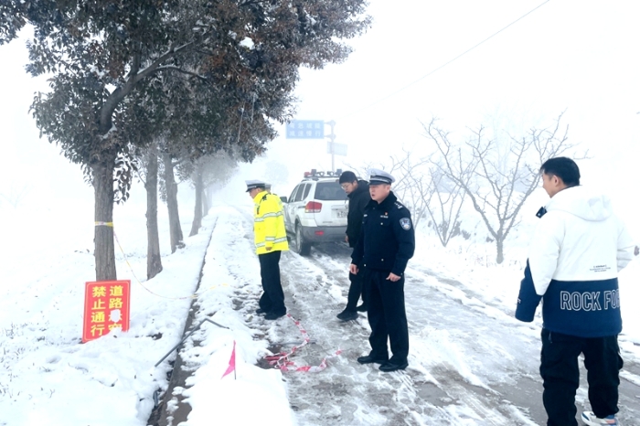 华州公安交警联合交运局组织开展道路交通安全隐患排查工作。