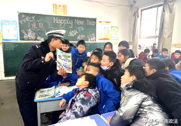 大荔公安组织深入辖区中小学幼儿园开展寒假前交通安全宣传活动。