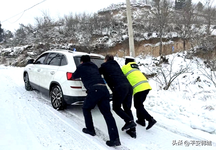 雪天车辆陷窘境，韩城民警推车暖人心。