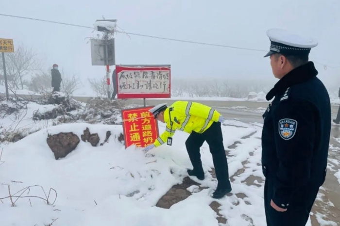 华州公安交警联合交运局组织开展道路交通安全隐患排查工作。