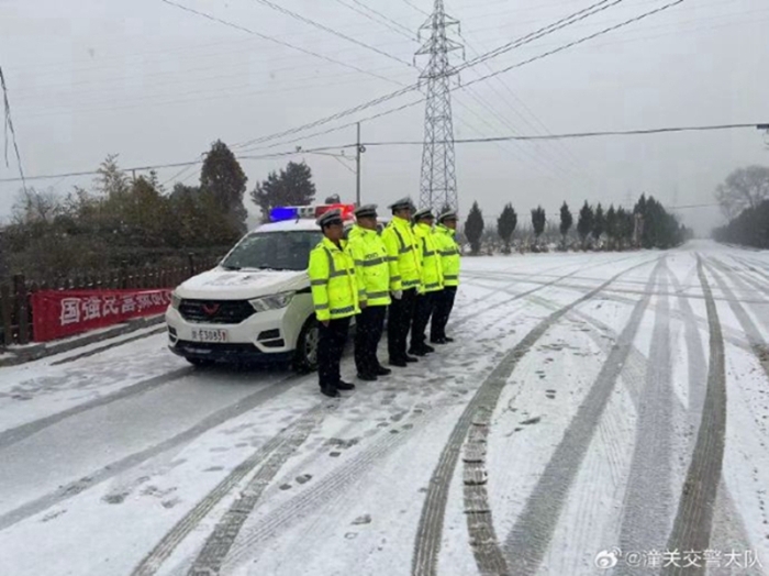 潼关交警全力守护平安出行路。