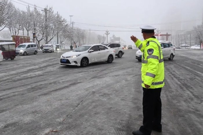 大荔公安交警迎战风雪保畅通。