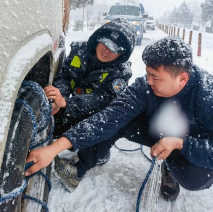 合阳公安交所联勤护航群众雨雪出行平安路。