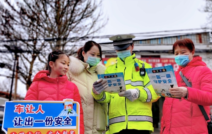 蒲城公安交警利用农村集会开展交通安全主题宣传活动。