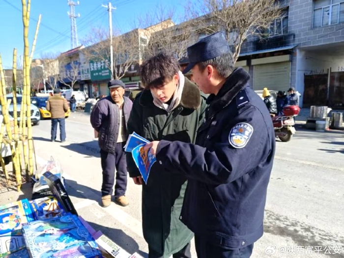 富平公安张桥派出所组织民警深入集市开展防范电信诈骗宣传活动。