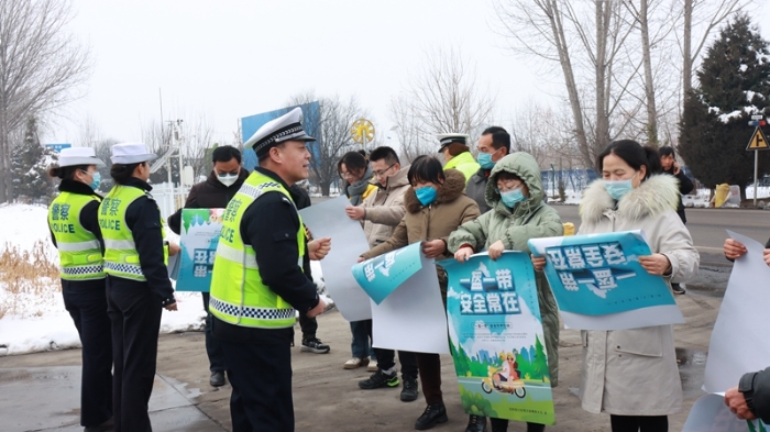 合阳公安交警马路课堂传播交通安全之声。