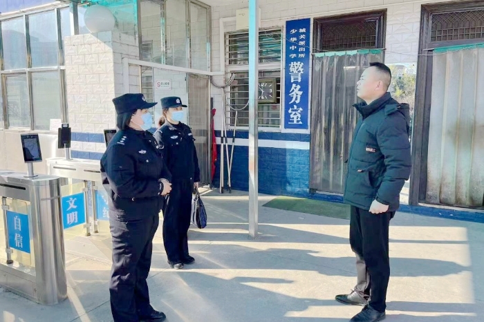 渭南市公安局华州分局华州派出所社区民警深入辖区校园开展安全检查。