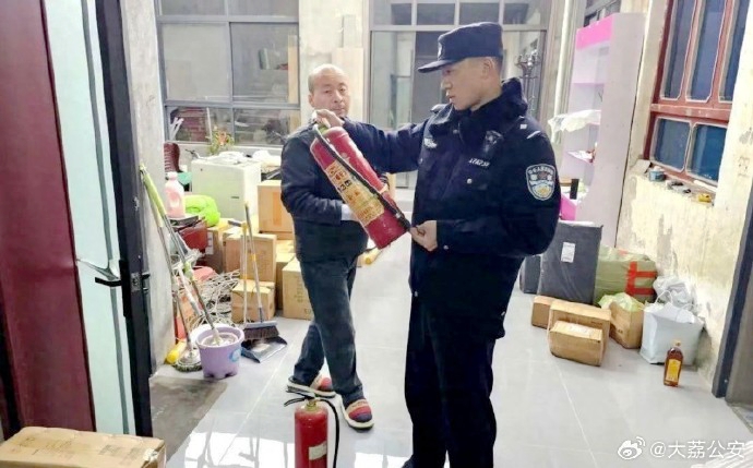 大荔公安韦林派出所民警深入行业场所开展安全检查。