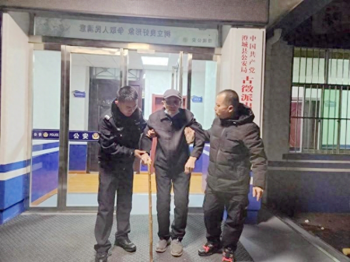 澄城公安民警帮助老人找到家人。