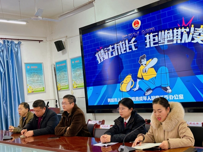 韩城市人民检察院干警进校园进行法治教育授课。