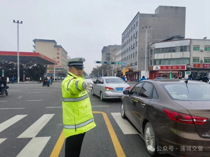 蒲城交警维护道路交通秩序，确保春运出行安全。