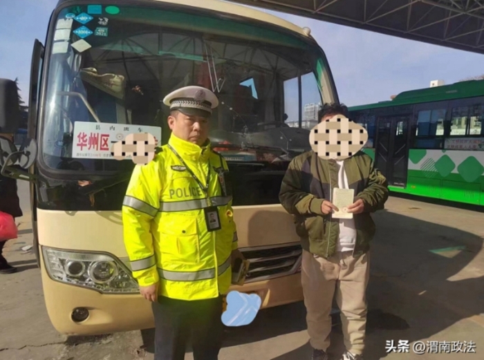华州公安交警查处一起客运车辆驾驶员驾驶时接打电话违法行为。