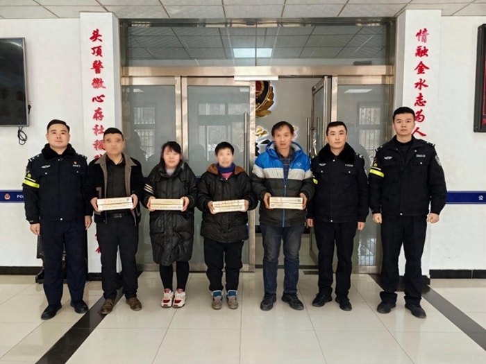 合阳公安金水派出所集中向群众返还涉案财物。
