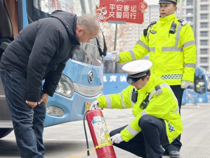 渭南高新交警大队对客运车辆开展大检查。