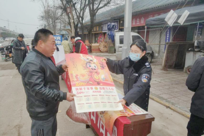 合阳县司法局洽川司法所在镇街道开展普法宣传活动。