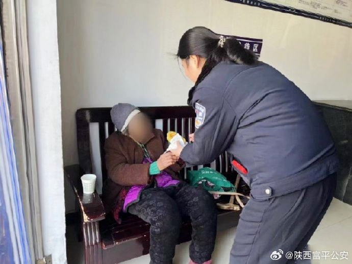 富平公安数九寒冬及时救助八旬老人。
