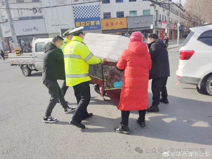 华州交警及时救助侧翻的三轮车。