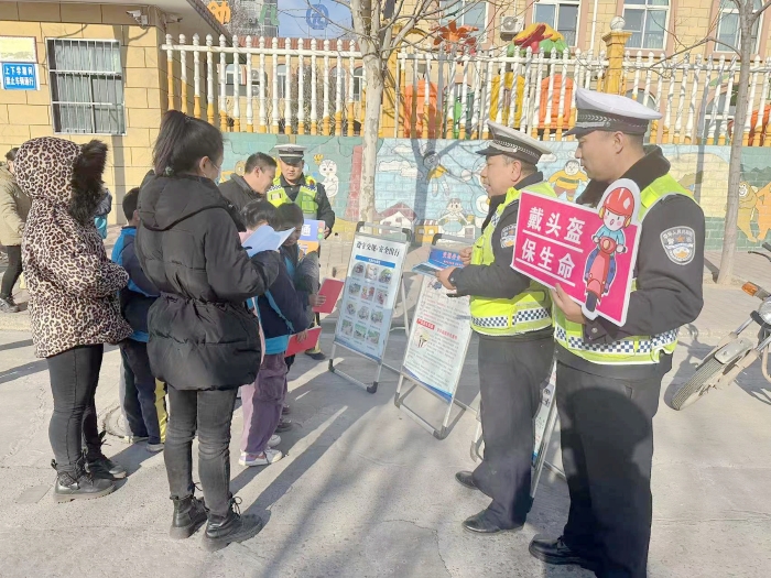 韩城交警开展春节前道路交通安全宣传教育活动。