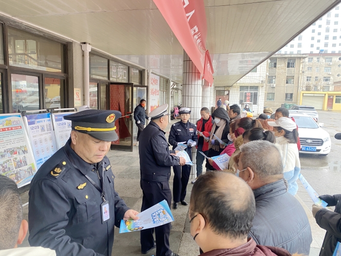 大荔公安交警联合交通运输部门深入客货运企业开展春运交通安全大检查。