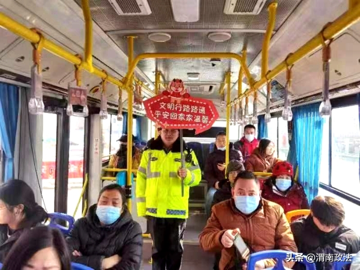 华州公安交警利用执法站开展“春运”宣传活动。