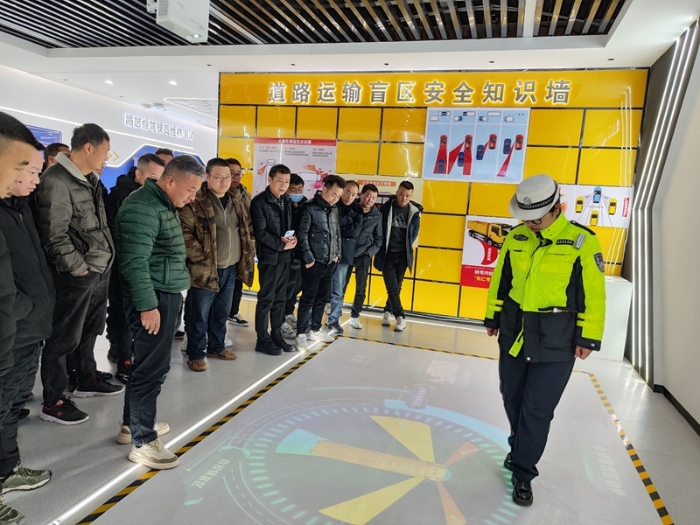 春运首日，高新交警走进交通安全教育基地开展宣传活动。