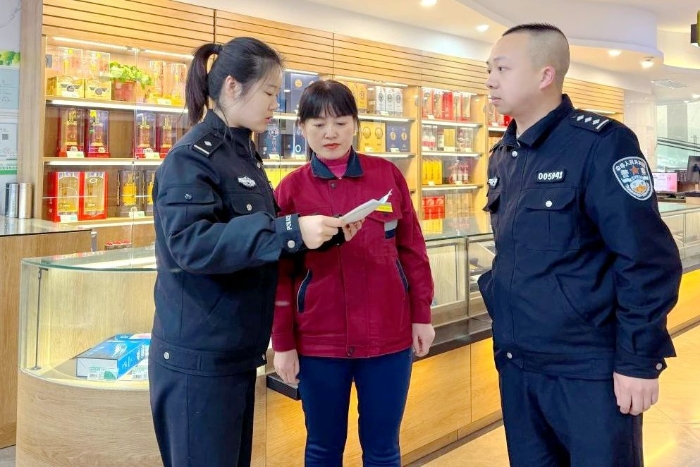 大荔公安开展打击整治网络谣言宣传活动。