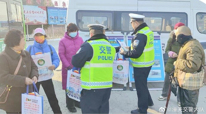 潼关交警开展春运首日道路交通安全宣传活动。