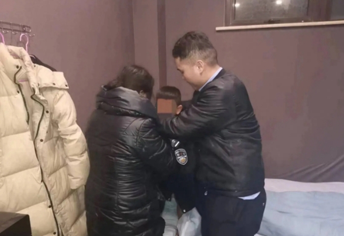 华阴民警暖心帮助走失儿童找到家人。