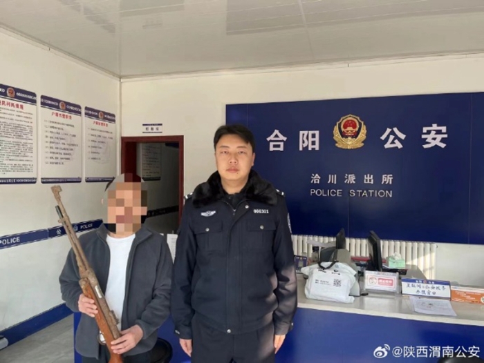 合阳两名群众主动上交气枪。