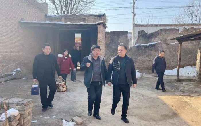 澄城县人民检察院前往包联帮扶的交道镇南社村走访慰问。