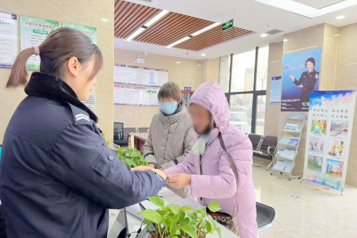 华州公安出入境急事急办，高效服务获赞誉。